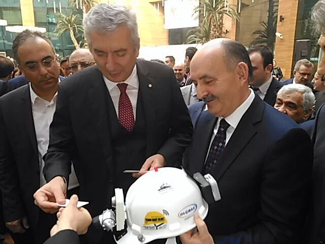 Teknolojimizi yakından inceleyen ziyaretçiler